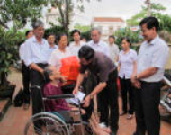 Đồng chí Hoàng  Thanh Vân – Giám đốc Sở Nông nghiệp và Phát triển nông thôn Hà Nội thăm và tặng quà Mẹ Việt Nam anh hùng tại huyện Ba Vì