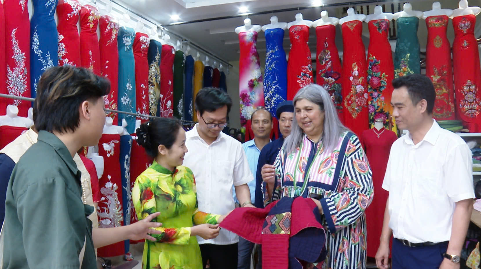 Làng nghề áo dài Trạch Xá đón đoàn Hội đồng Thủ công Thế giới