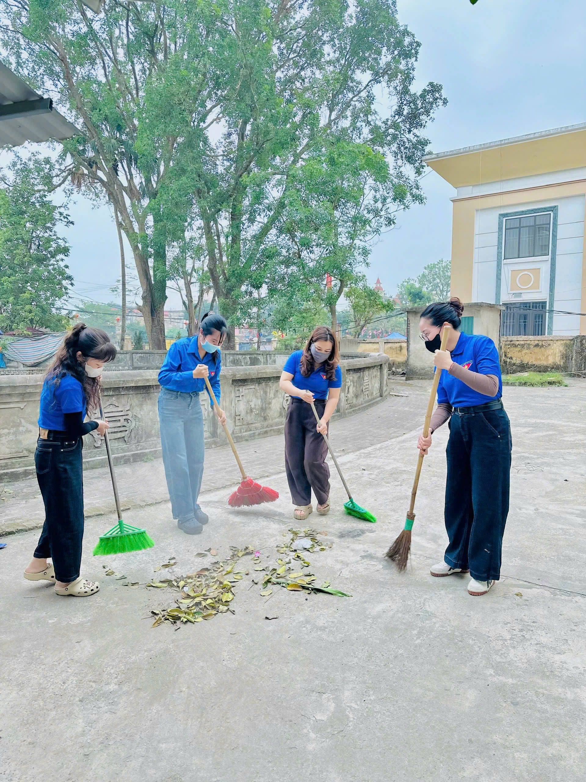 Xã Phú Xuyên ra quân chiến dịch Tổng vệ sinh môi trường