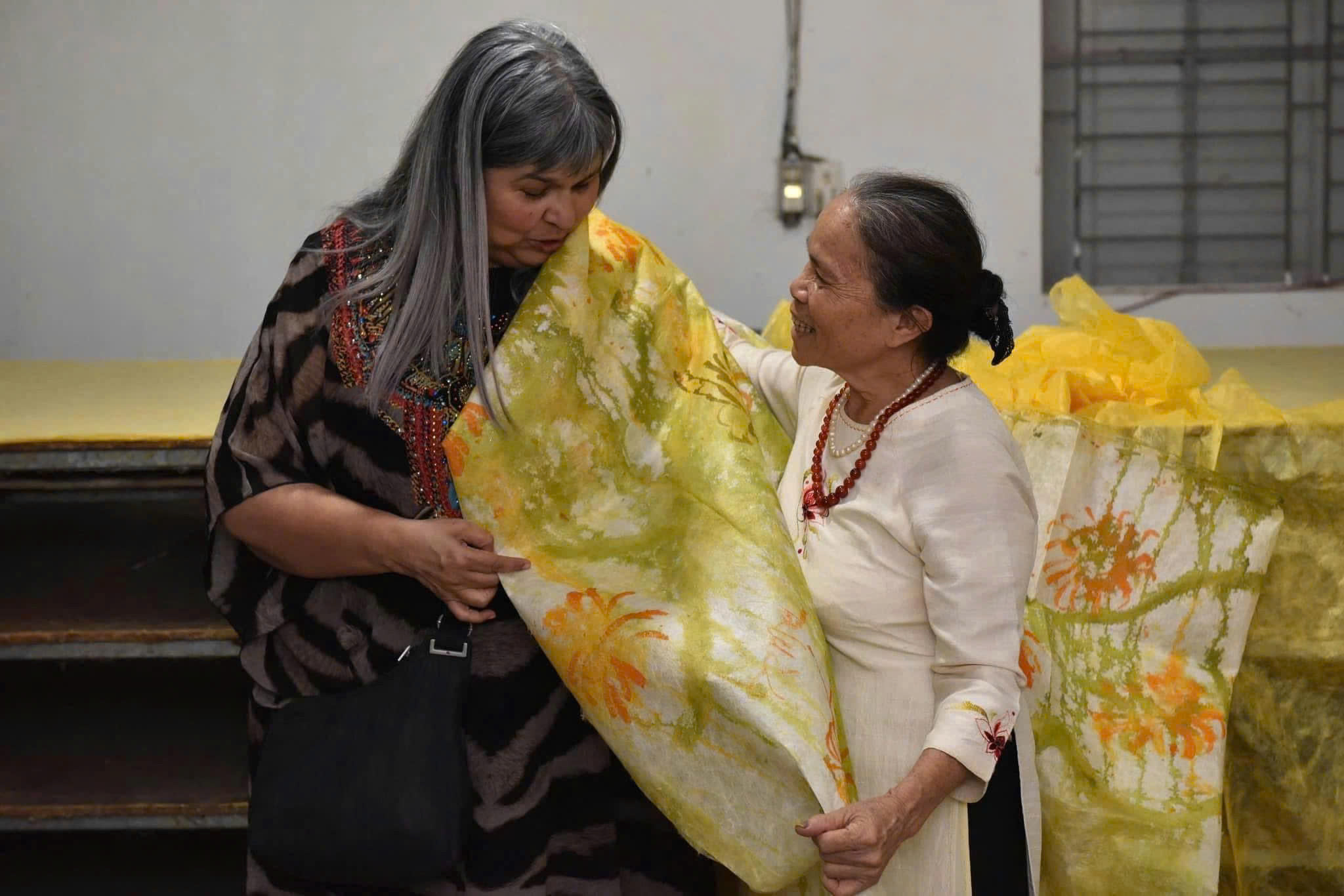 Độc đáo sản phẩm Ocop lụa tơ sen Mỹ Đức