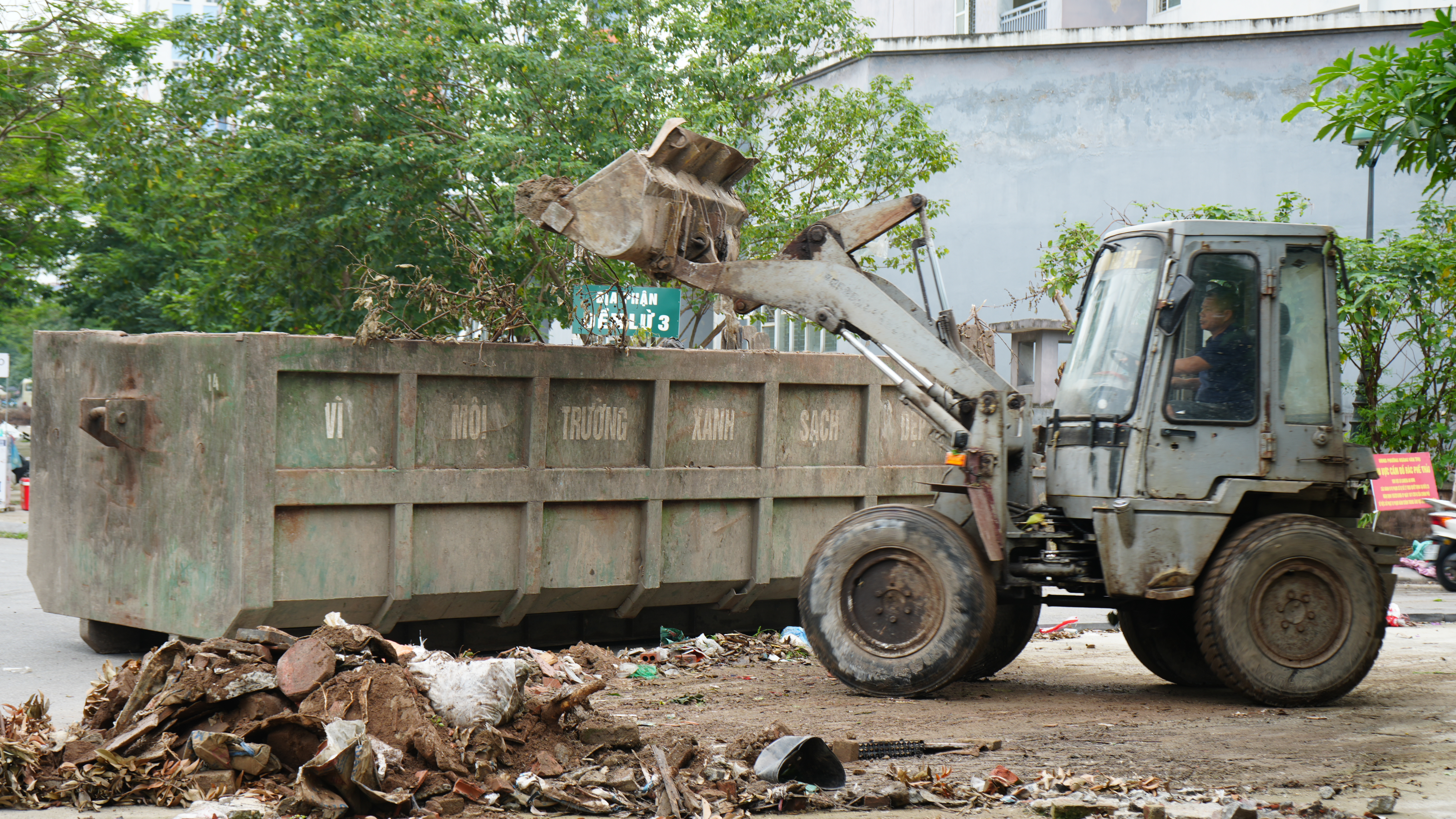 Hà Nội bàn giao công tác thu gom, vận chuyển rác cho 126 xã, phường
