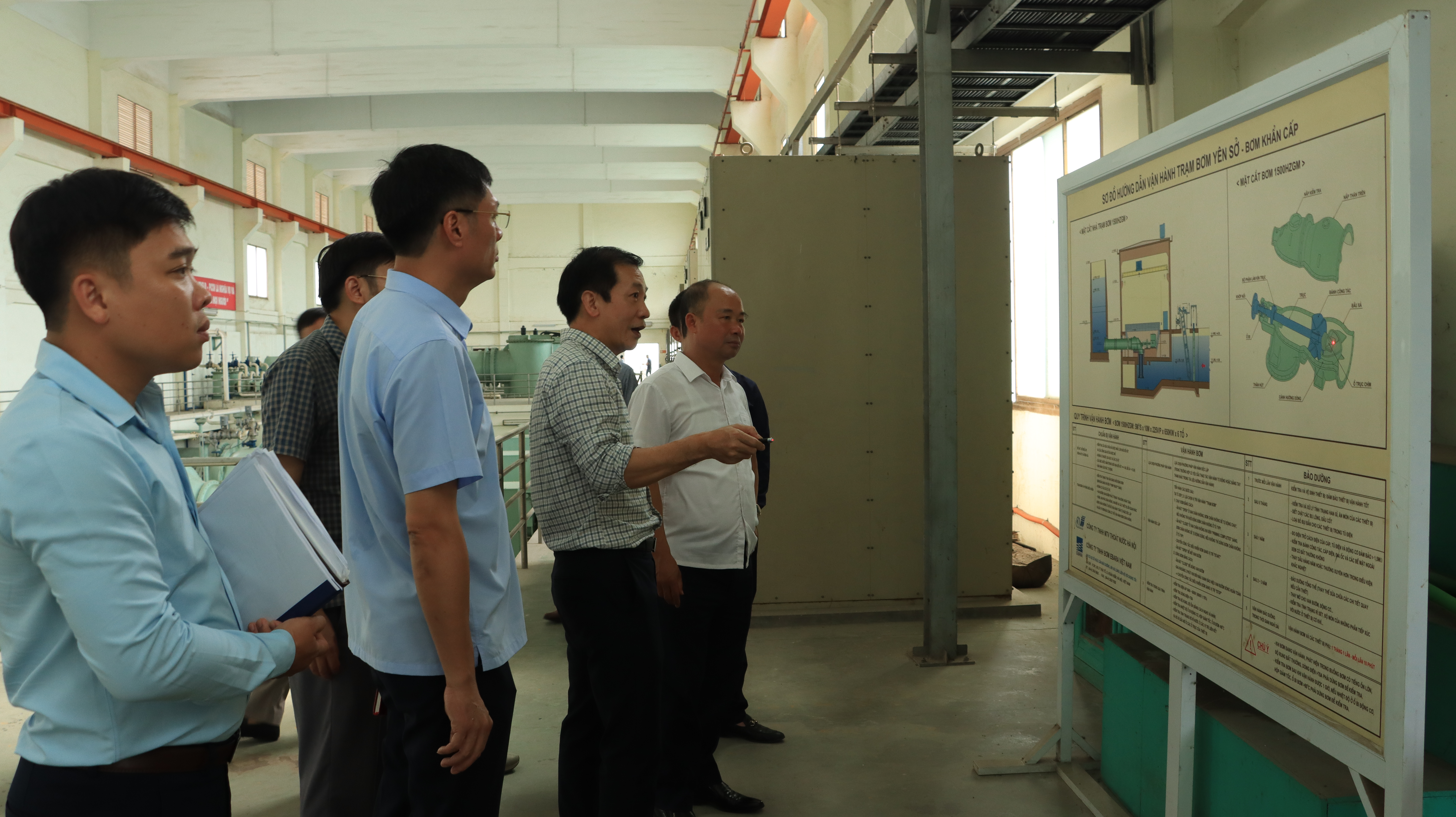 Kiểm tra hiện trạng và công tác chuẩn bị ứng phó thiên tai tại 5 trọng điểm xung yếu đê điều trên địa bàn thành phố Hà Nội