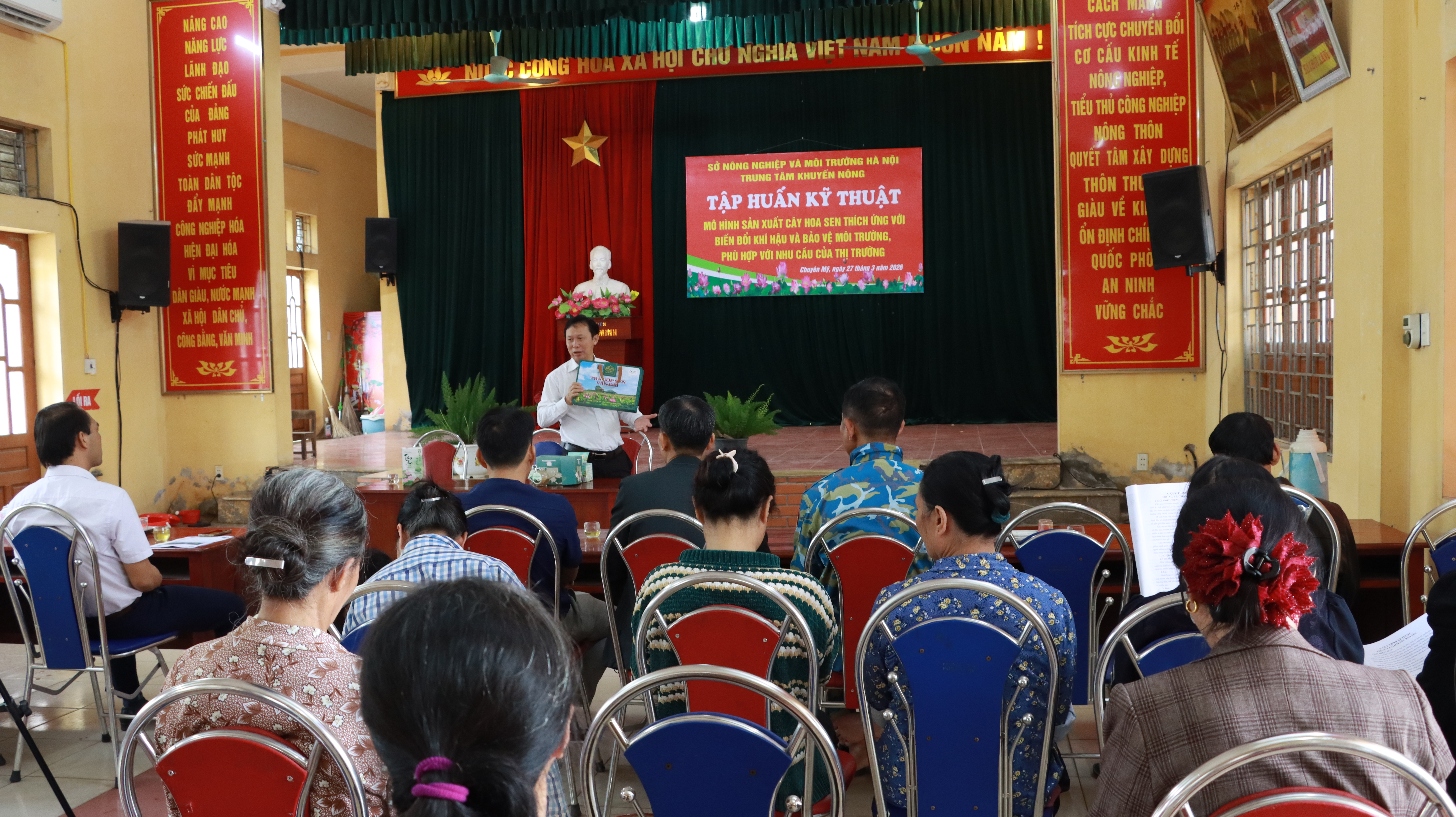 Trung tâm Khuyến nông Hà Nội tập huấn kỹ thuật cho các hộ dân tham gia mô hình.