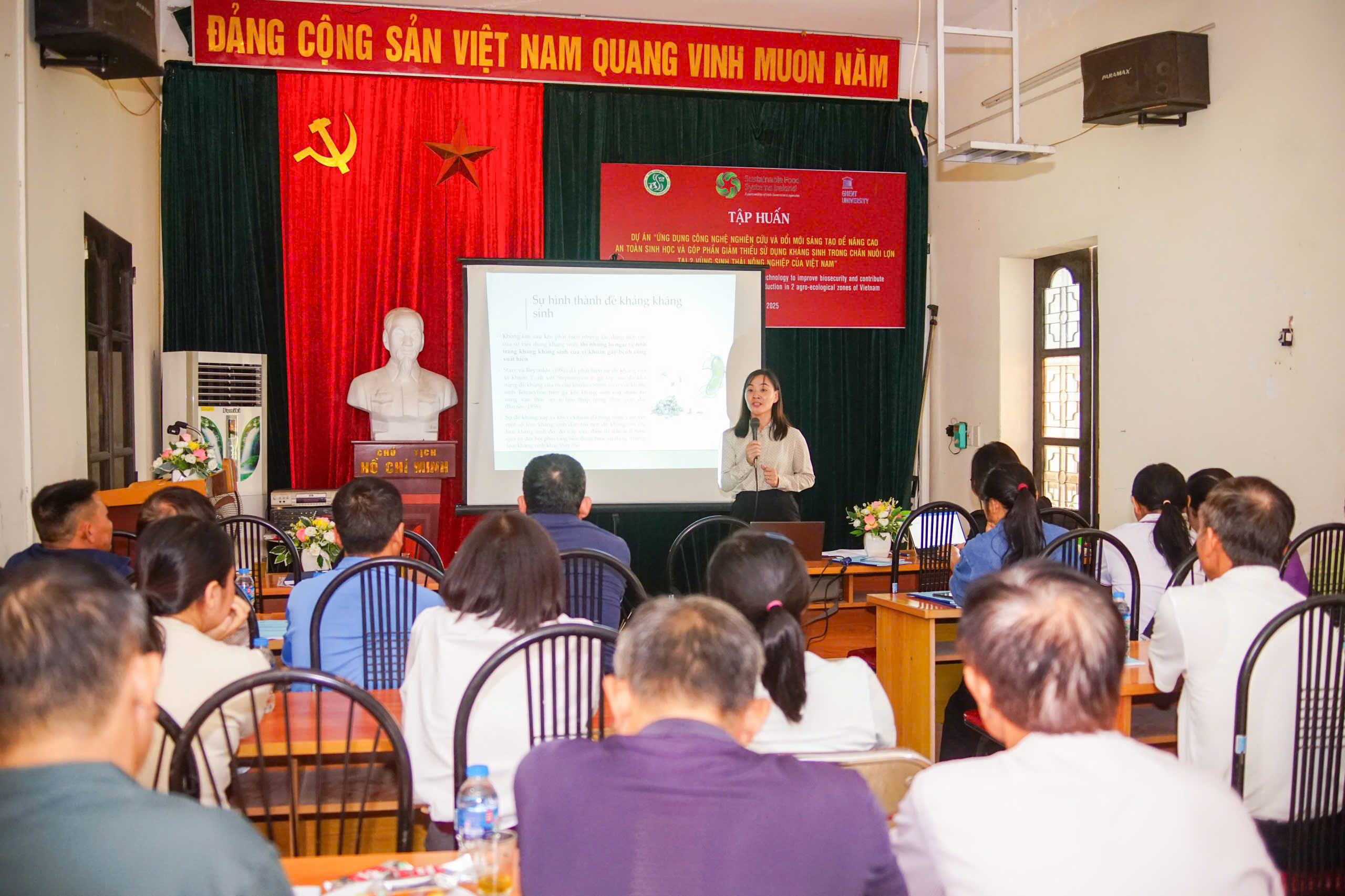 Tập huấn nâng cao nhận thức về an toàn sinh học và giảm sử dụng kháng sinh trong chăn nuôi...