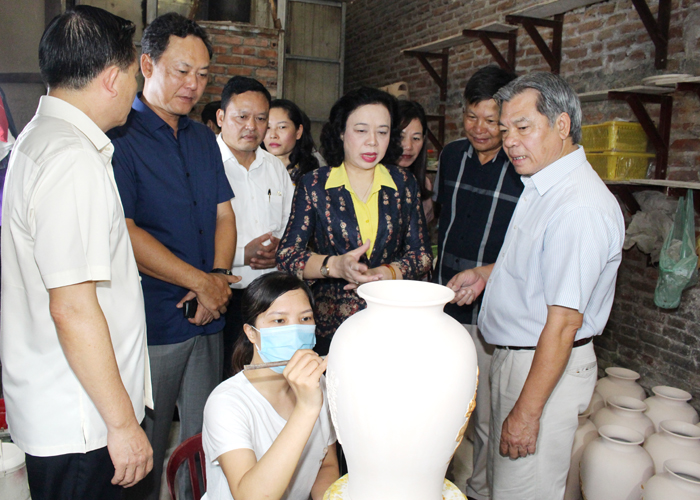 Phó Bí thư Thường trực Thành ủy Ngô Thị Thanh Hằng: Bát Tràng cần tập trung phát triển sản phẩm OCOP gắn với du lịch làng nghề