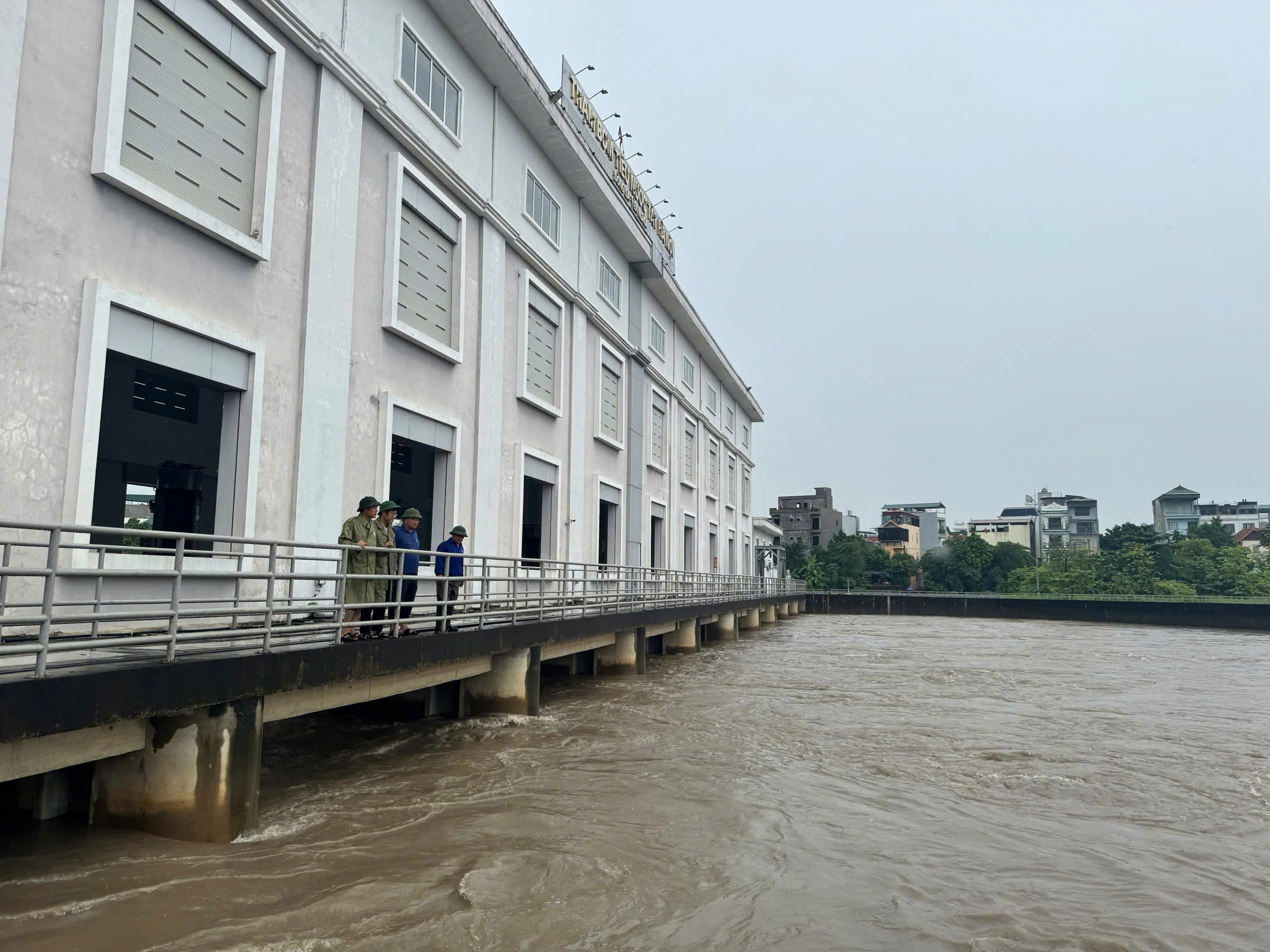 Lãnh đạo Sở Nông nghiệp và Môi trường Hà Nội kiểm tra công tác phòng, chống ngập úng sau bão số 11