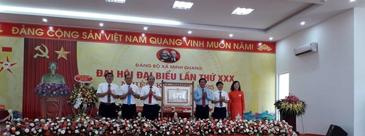 Xã miền núi Minh Quang đón nhận quyết định công nhận xã đạt chuẩn Nông thôn mới