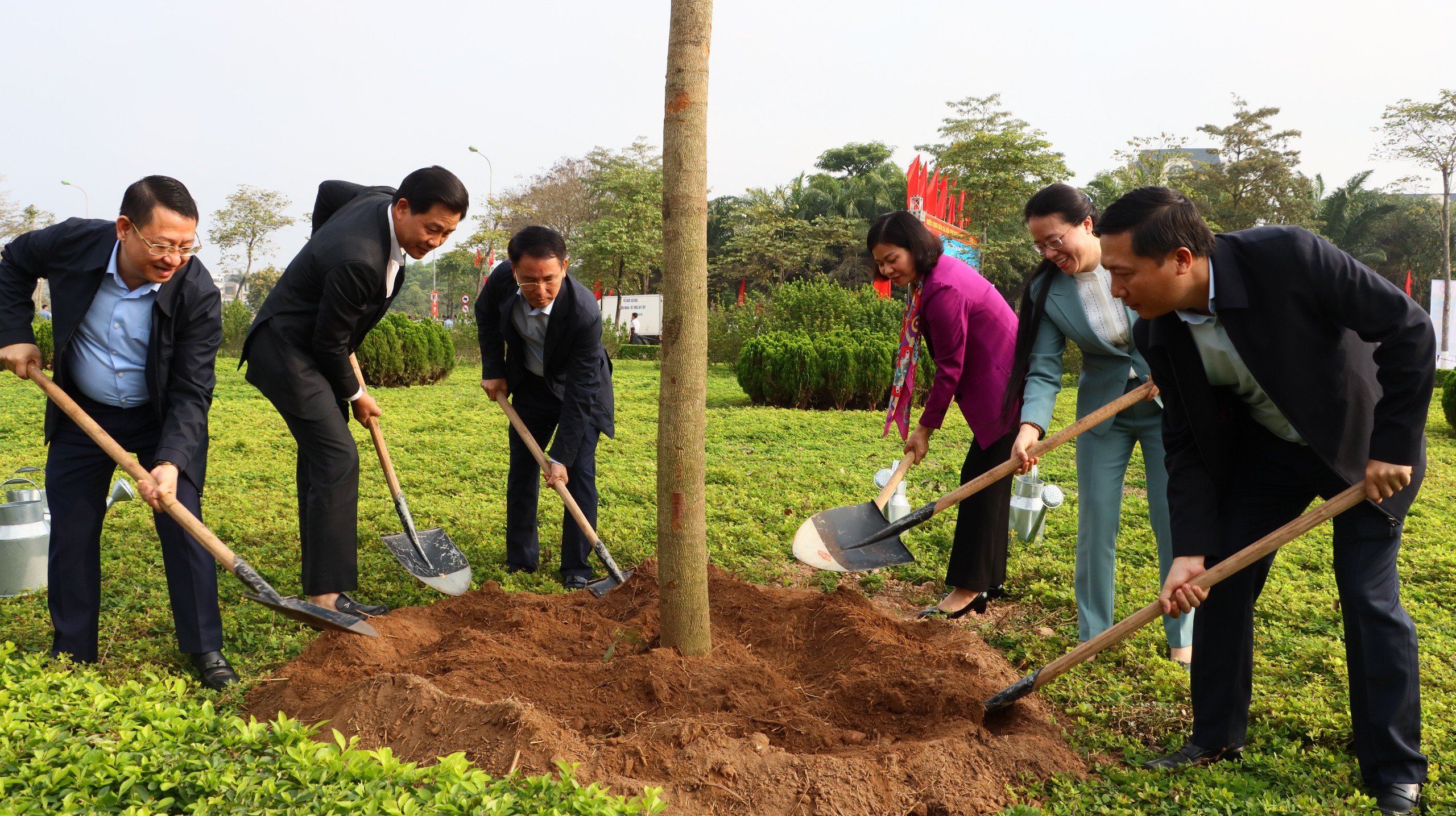 Lãnh đạo Thành phố Hà Nội tham dự Tết trồng cây; thăm, động viên Nhân dân ra quân sản xuất...