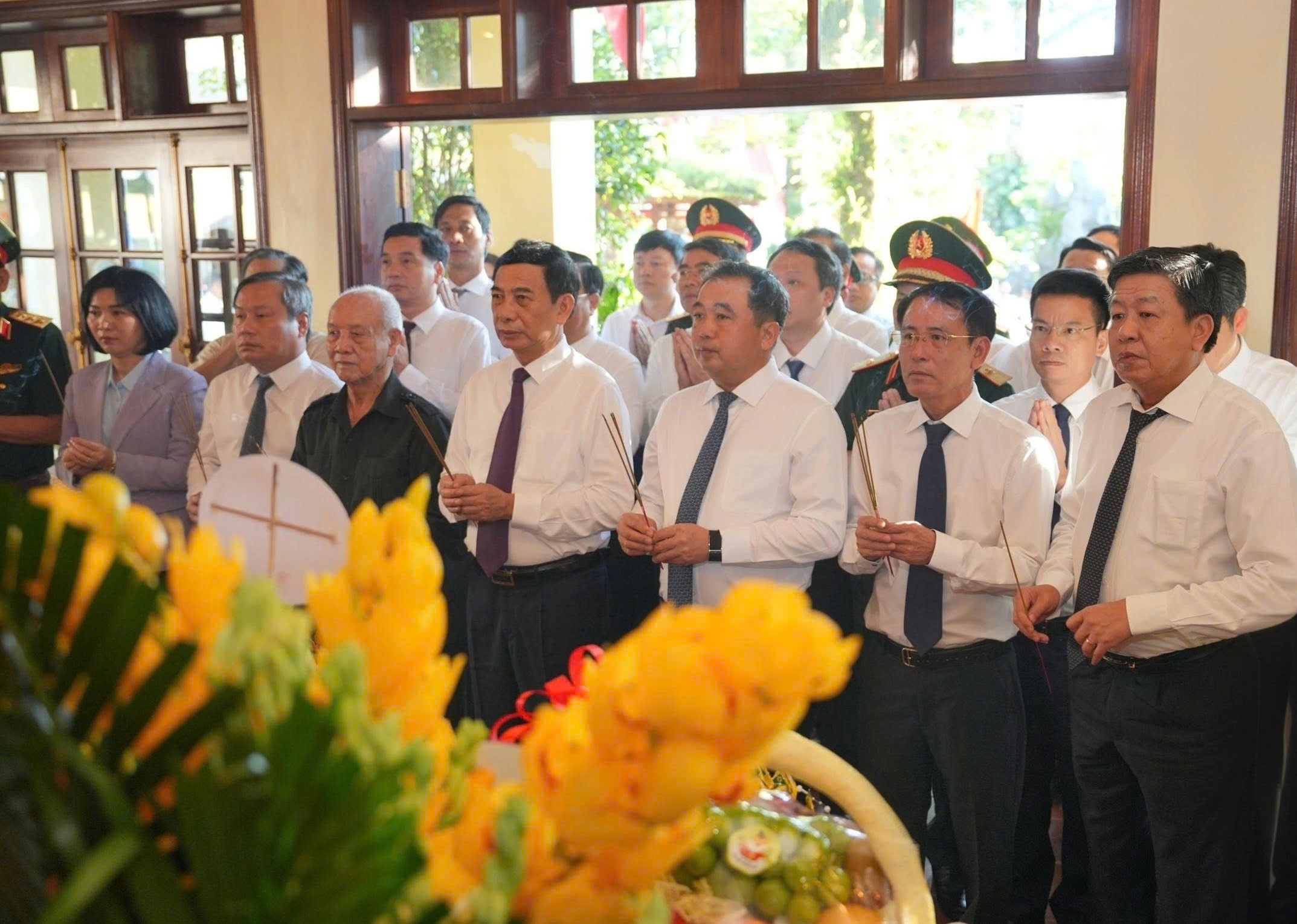 Lãnh đạo Bộ Quốc Phòng và Thành phố Hà Nội dâng hương tưởng nhớ Chủ tịch Hồ Chí Minh