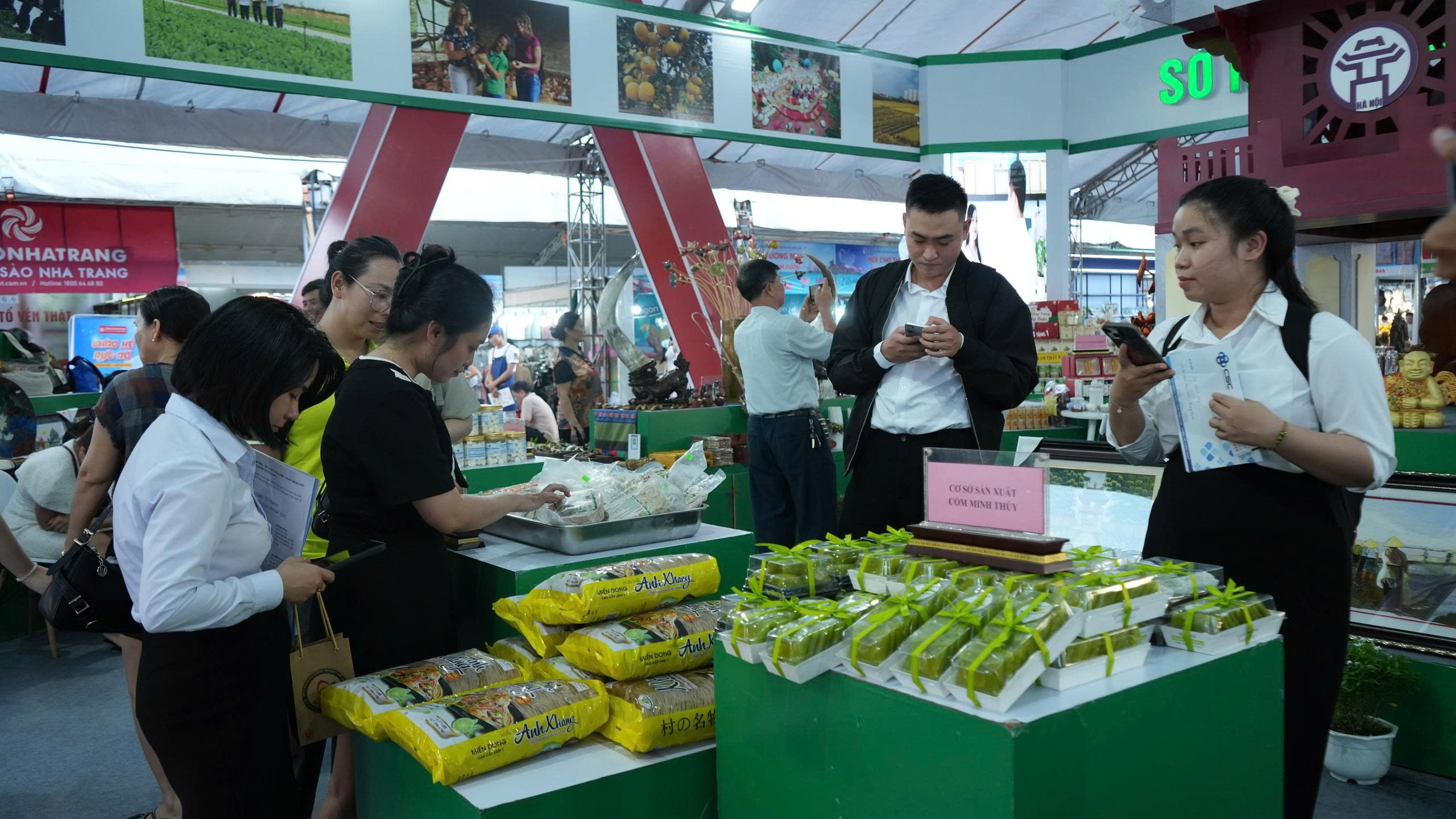 Nông sản Hà Nội thu hút khách tham quan tại Hội chợ thương mại festival Huế 2026