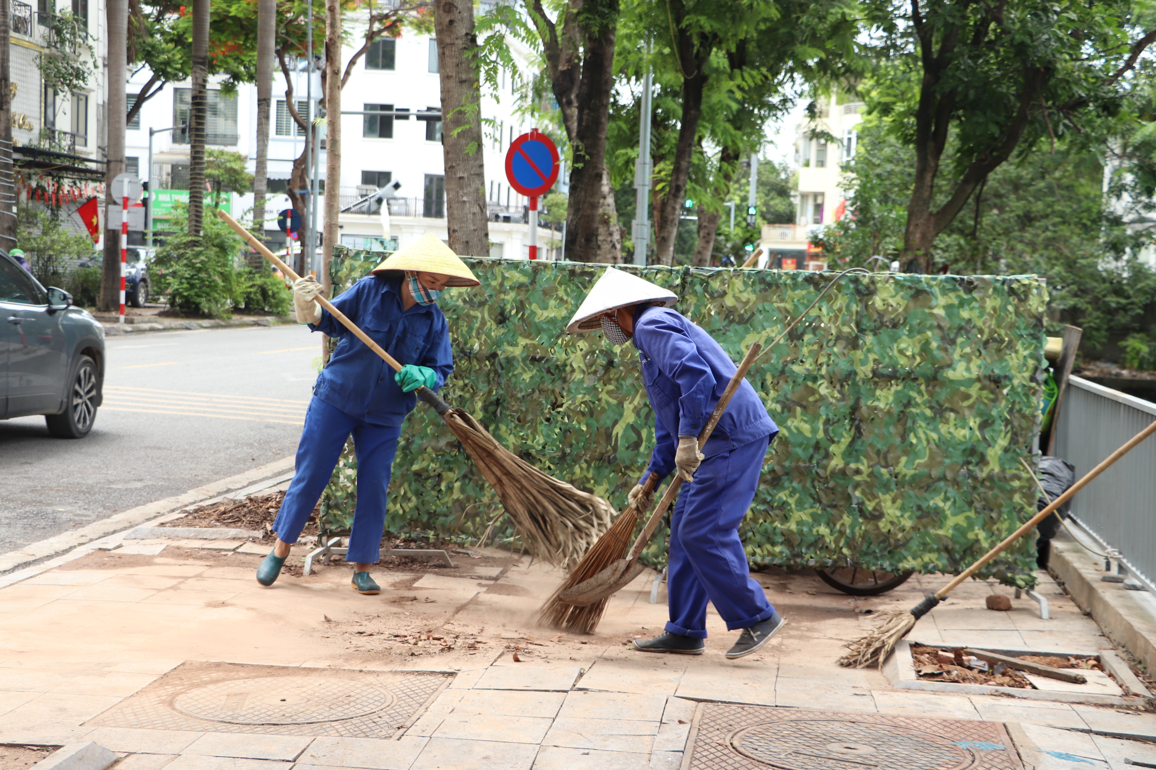 Trung tâm Kỹ thuật Nông nghiệp và Môi trường Hà Nội kiểm tra công tác VSMT trên địa bàn phường Kiến Hưng